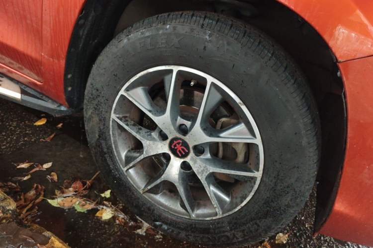 Used BYD Song 2016 GaiShi Edition 1.5TID Automatic Elite Model Right Front Wheel Hub