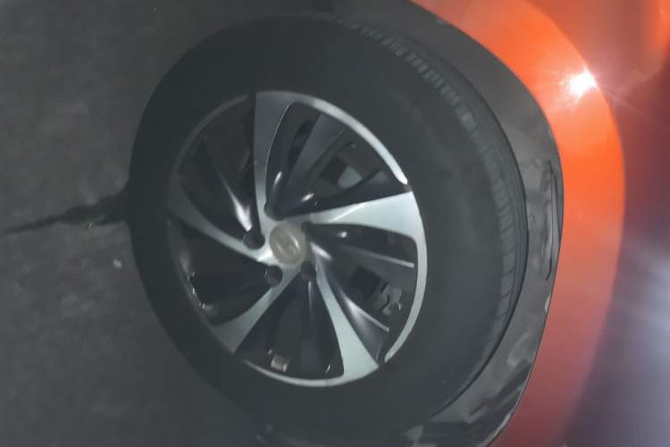 Used BYD Song 2016 2.0TID Automatic Prestige Edition Right Front Wheel Hub
