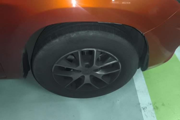 Used BYD Song 2016 GaiShi Edition 1.5TID Automatic Elite Model Right Front Wheel Hub