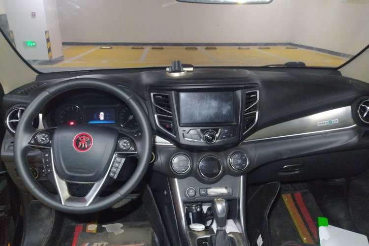Used BYD Song 2017 Gaishe Upgrade Edition 1.5TID Automatic Elite Model Center Console