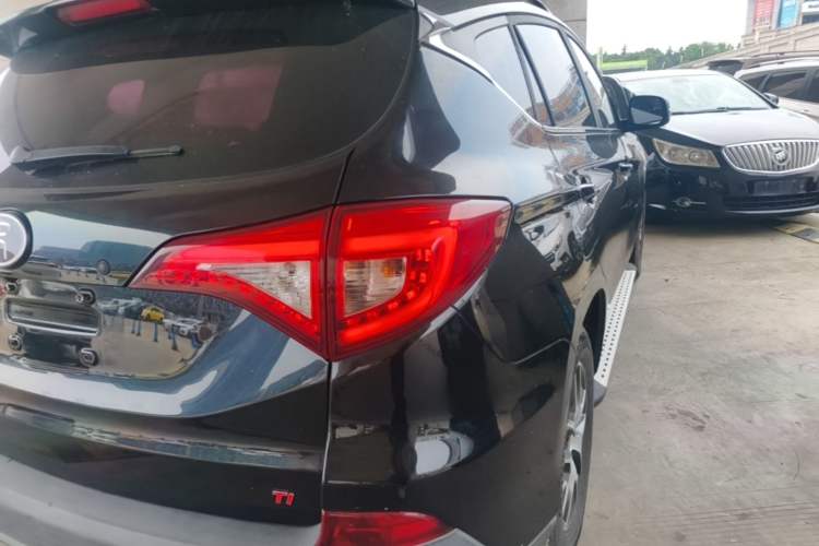 Used BYD Song 2017 Gaishi Upgrade Edition 1.5TI Manual Elite Model Exterior 3