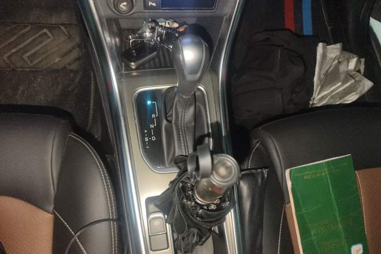 Used BYD Song 2017 Gaishi Upgrade Edition 1.5TID Automatic Luxury Model Gear Lever