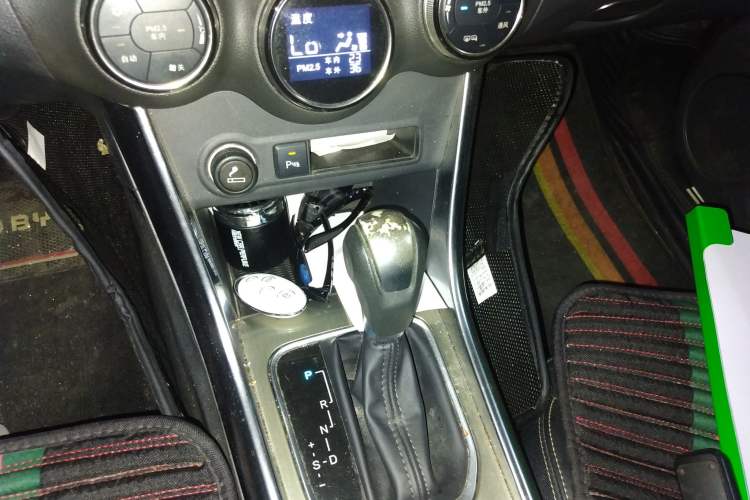 Used BYD Song 2017 Gaishe Upgrade Edition 1.5TID Automatic Elite Model Gear Lever