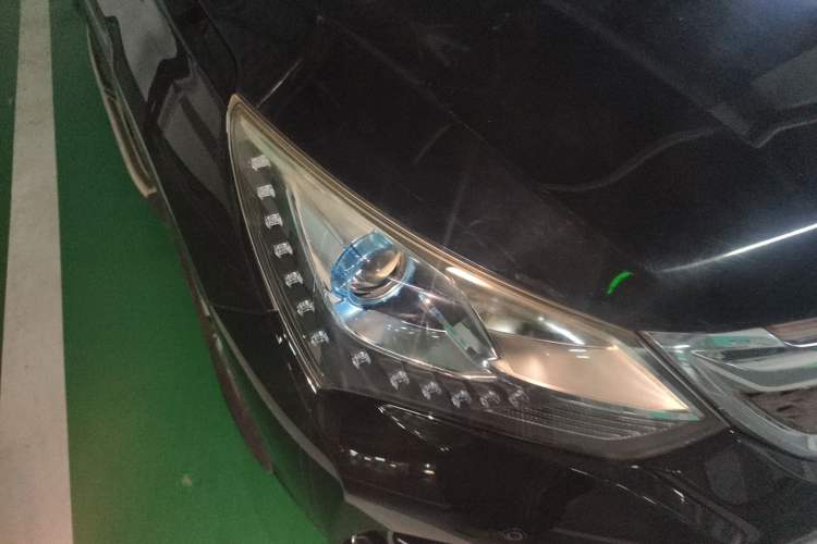 Used BYD Song 2017 Gaishi Upgrade Edition 1.5TID Automatic Luxury Model Right Front Headlight