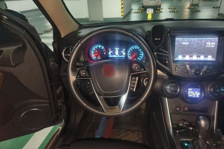 Used BYD Song 2017 Gaishi Upgrade Edition 1.5TID Automatic Luxury Model Steering Wheel