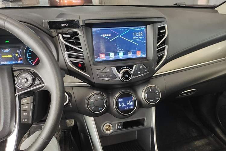 Used BYD Song 2017 Gaishi Upgrade Edition 1.5TI Manual Elite Model Audio And AC Panel