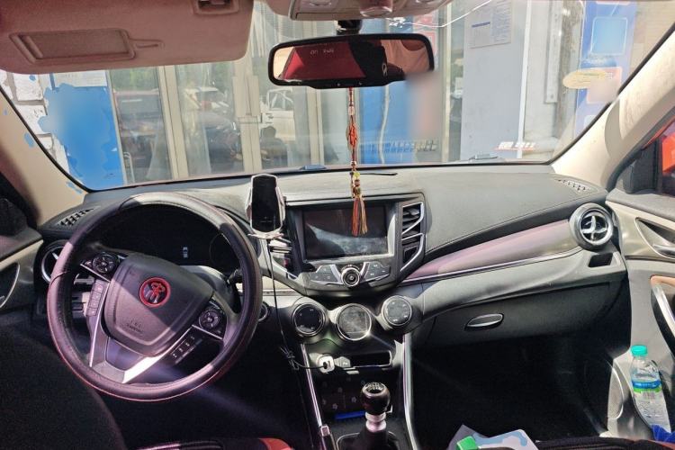 Used BYD Song 2017 Gaishi Upgrade Edition 1.5TI Manual Elite Model Center Console