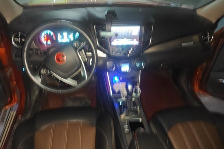 Used BYD Song 2017 Gaishi Upgrade Edition 1.5TID Automatic Luxury Model Center Console
