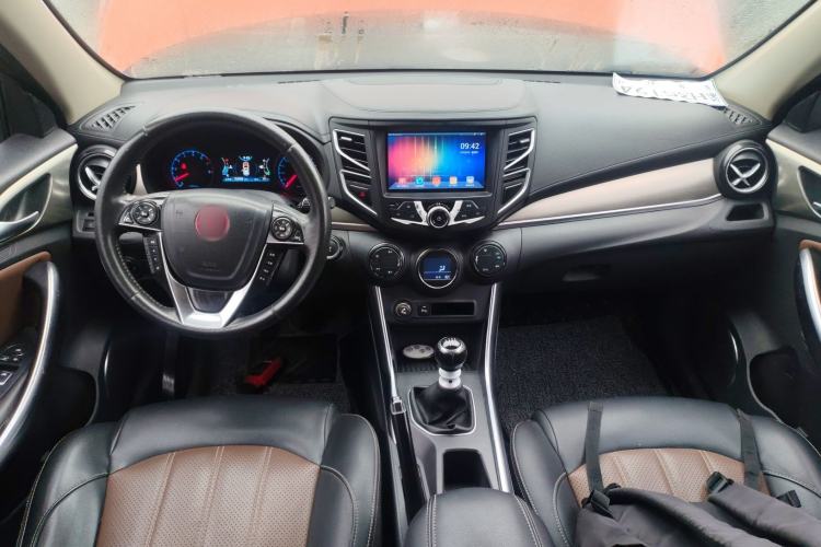 Used BYD Song 2017 Gaishi Upgrade Edition 1.5TI Manual Elite Model Center Console