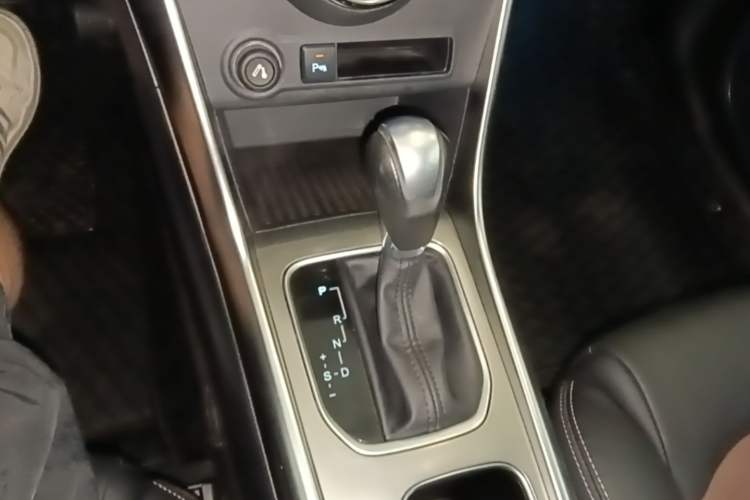 Used BYD Song 2017 Gaishe Upgrade Edition 1.5TID Automatic Elite Model Gear Lever