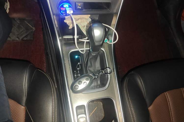 Used BYD Song 2017 Gaishi Upgrade Edition 1.5TID Automatic Luxury Model Gear Lever