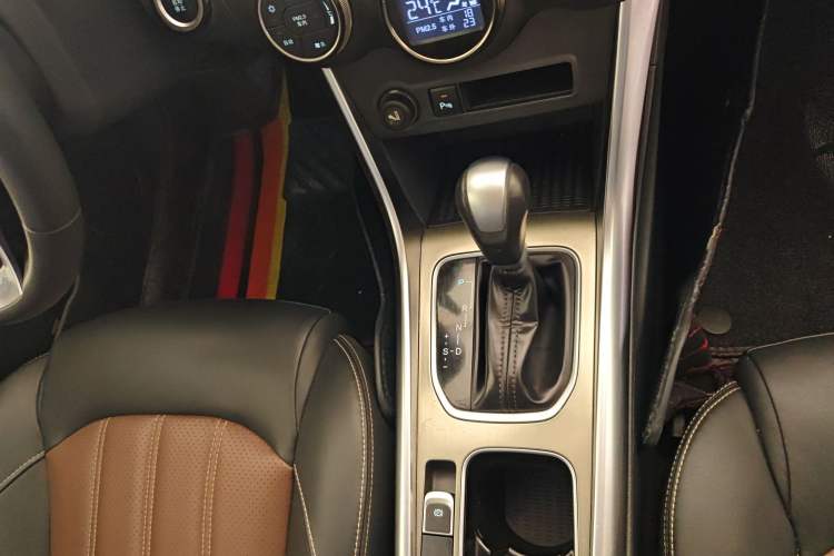 Used BYD Song 2017 Gaishe Upgrade Edition 1.5TID Automatic Elite Model Gear Lever