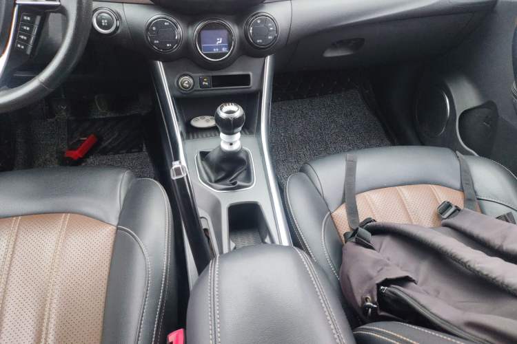 Used BYD Song 2017 Gaishi Upgrade Edition 1.5TI Manual Elite Model Gear Lever