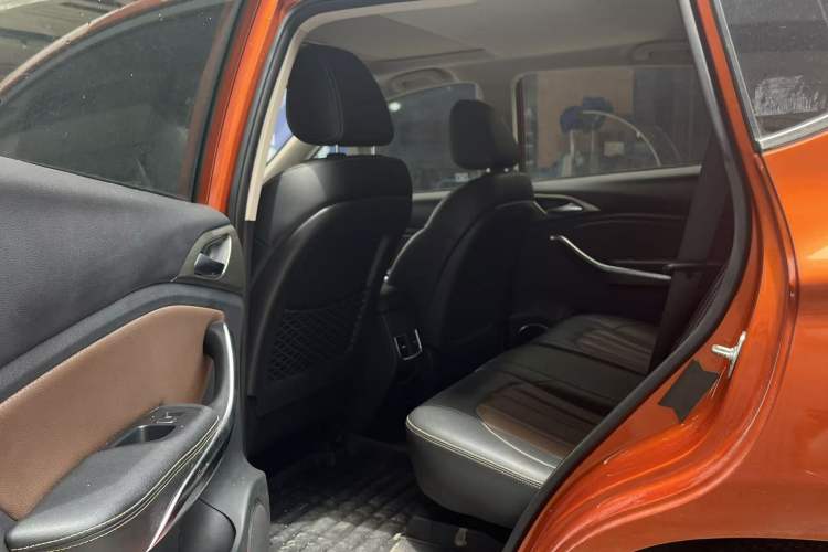 Used BYD Song 2017 Gaishi Upgrade Edition 1.5TI Manual Elite Model Interior 2