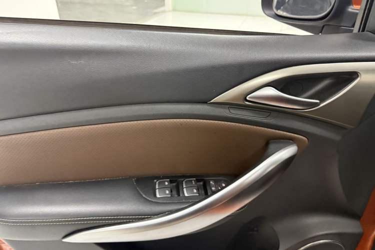 Used BYD Song 2017 Gaishe Upgrade Edition 1.5TID Automatic Elite Model Interior 2
