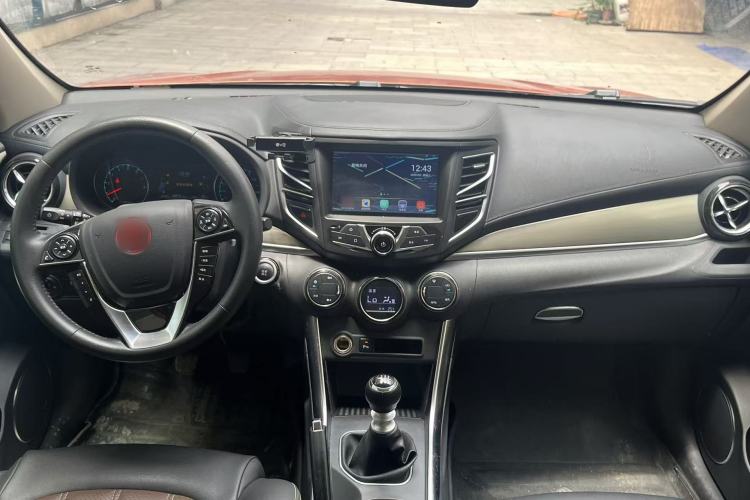 Used BYD Song 2017 Gaishi Upgrade Edition 1.5TI Manual Elite Model Interior 3