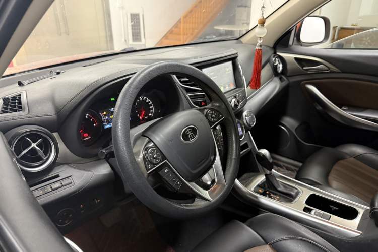 Used BYD Song 2017 Gaishe Upgrade Edition 1.5TID Automatic Elite Model Interior 5