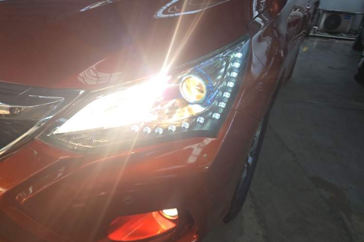 Used BYD Song 2017 Gaishe Upgrade Edition 1.5TID Automatic Elite Model Left Front Headlight