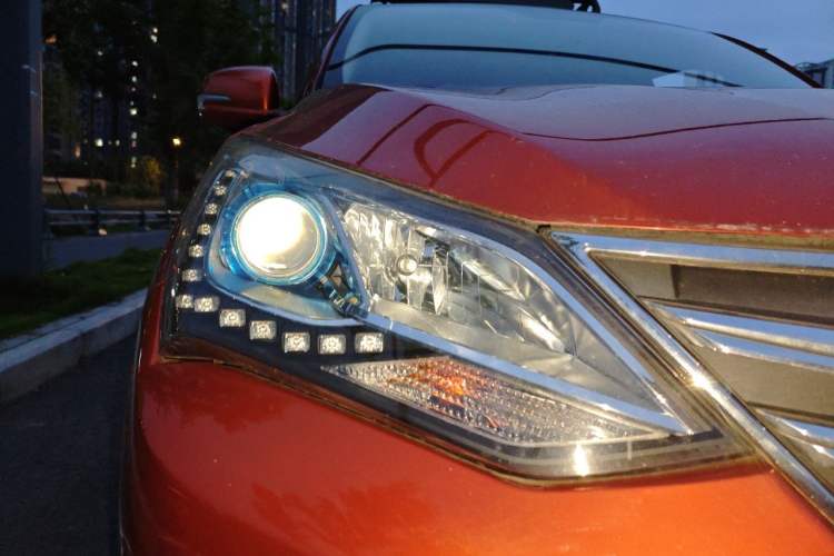 Used BYD Song 2017 Gaishi Upgrade Edition 1.5TI Manual Elite Model Right Front Headlight