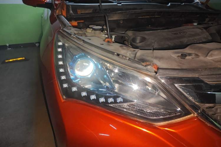 Used BYD Song 2017 Gaishi Upgrade Edition 1.5TID Automatic Luxury Model Right Front Headlight