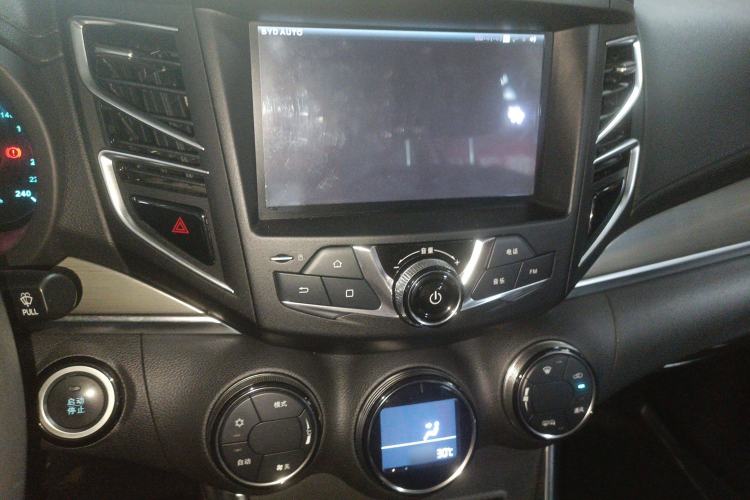 Used BYD Song 2017 Gaishi Upgrade Edition 1.5TI Manual Elite Model Audio And AC Panel