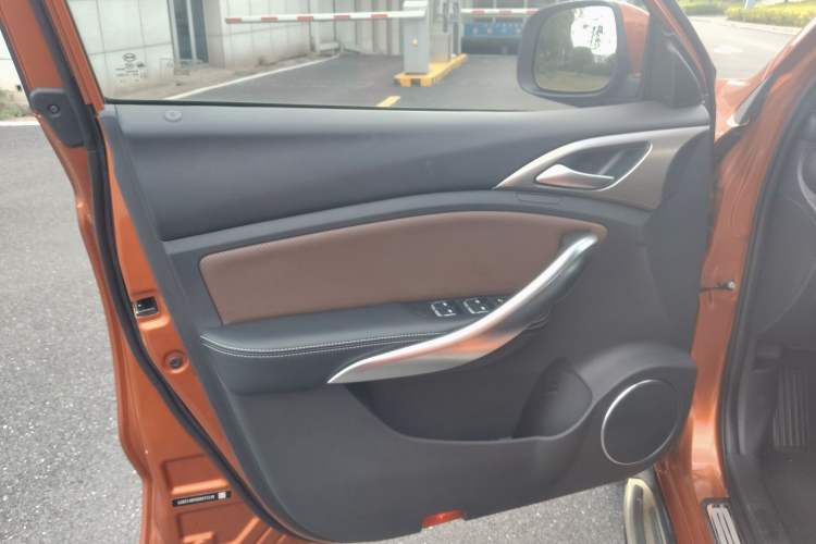 Used BYD Song 2017 Gaishi Upgrade Edition 1.5TI Manual Elite Model Interior 7