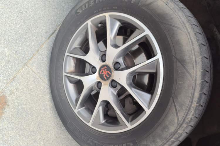 Used BYD Song 2017 Gaishi Upgrade Edition 1.5TI Manual Elite Model Left Front Wheel Hub