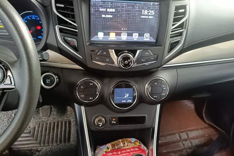 Used BYD Song 2017 Gaishi Upgrade Edition 1.5TI Manual Elite Model Audio And AC Panel