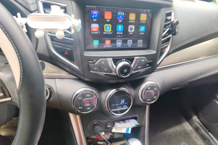 Used BYD Song 2017 Gaishe Upgrade Edition 1.5TID Automatic Elite Model Audio And AC Panel