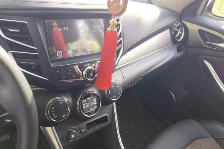 Used BYD Song 2017 Gaishi Upgrade Edition 1.5TI Manual Elite Model Audio And AC Panel