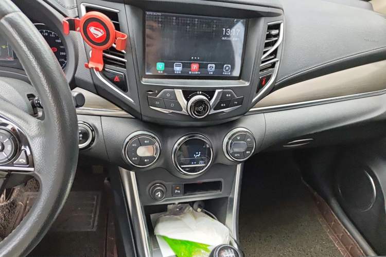 Used BYD Song 2017 Gaishi Upgrade Edition 1.5TI Manual Elite Model Audio And AC Panel