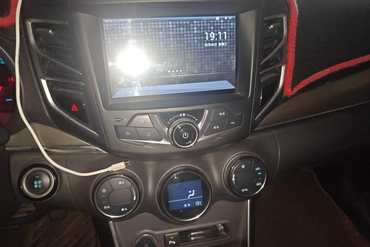 Used BYD Song 2017 Gaishi Upgrade Edition 1.5TI Manual Elite Model Audio And AC Panel