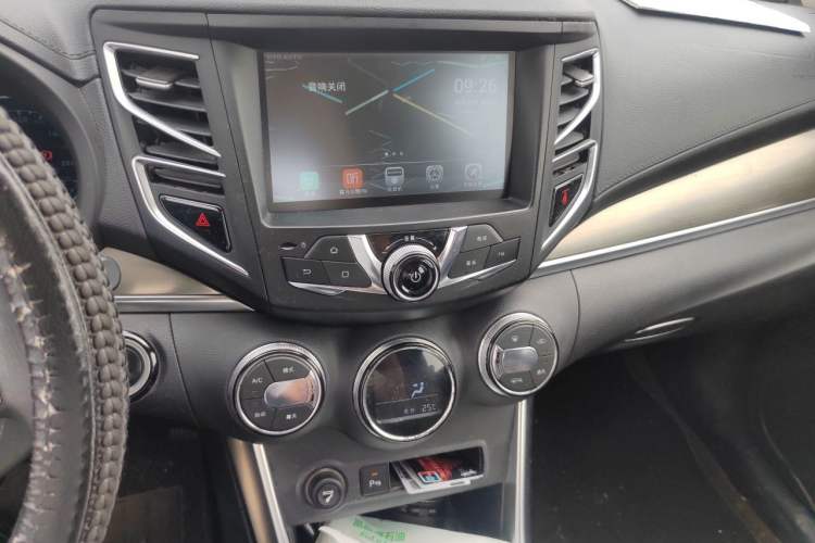 Used BYD Song 2017 Gaishi Upgrade Edition 1.5TI Manual Elite Model Audio And AC Panel