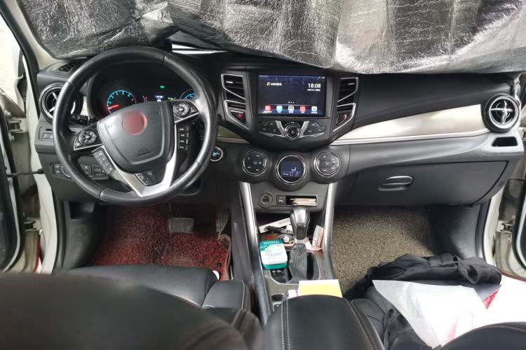 Used BYD Song 2017 Gaishe Upgrade Edition 1.5TID Automatic Elite Model Center Console