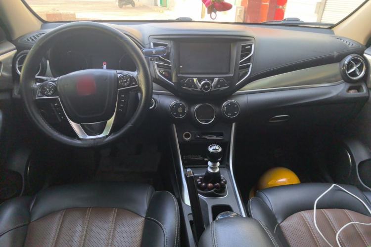 Used BYD Song 2017 Gaishi Upgrade Edition 1.5TI Manual Elite Model Center Console