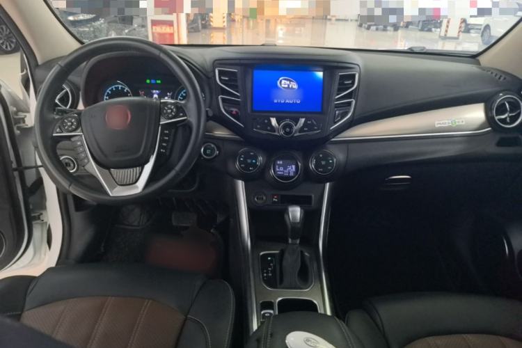 Used BYD Song 2017 Gaishi Upgrade Edition 1.5TID Automatic Luxury Model Center Console