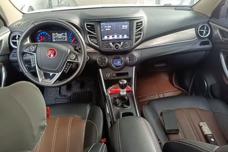 Used BYD Song 2017 Gaishi Upgrade Edition 1.5TI Manual Elite Model Center Console