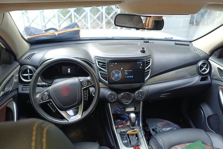 Used BYD Song 2017 Gaishi Upgrade Edition 1.5TID Automatic Luxury Model Center Console