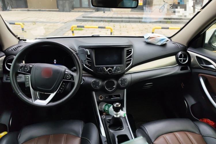 Used BYD Song 2017 Gaishi Upgrade Edition 1.5TI Manual Elite Model Center Console