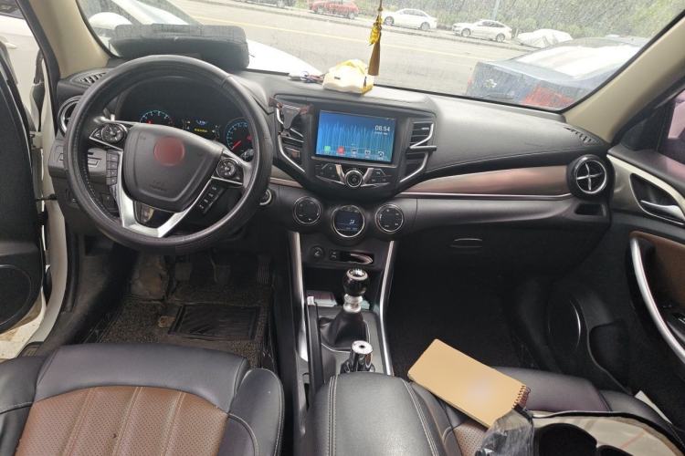 Used BYD Song 2017 Gaishi Upgrade Edition 1.5TI Manual Elite Model Center Console