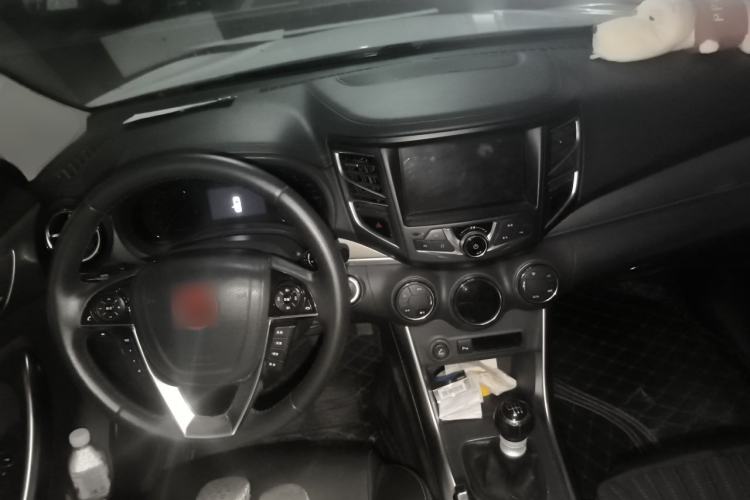 Used BYD Song 2017 Gaishi Upgrade Edition 1.5TI Manual Elite Model Center Console
