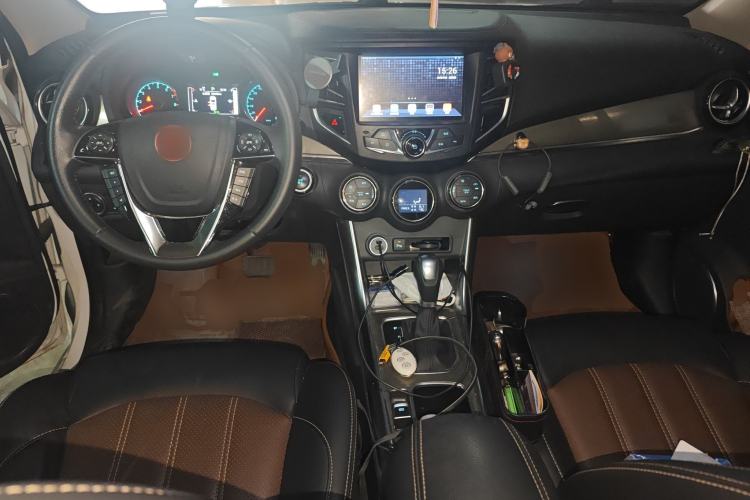 Used BYD Song 2017 Gaishe Upgrade Edition 1.5TID Automatic Elite Model Center Console