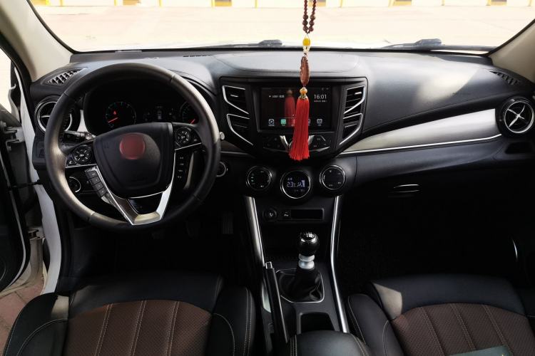 Used BYD Song 2017 Gaishi Upgrade Edition 1.5TI Manual Elite Model Center Console