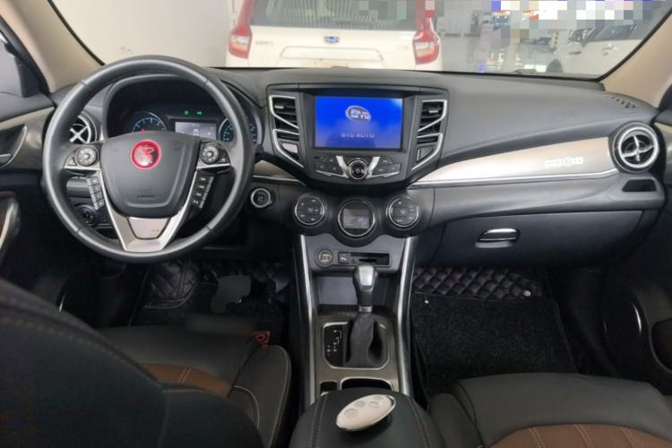 Used BYD Song 2017 Gaishi Upgrade Edition 1.5TID Automatic Luxury Model Center Console