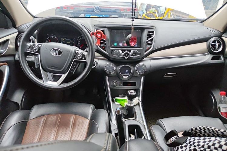 Used BYD Song 2017 Gaishi Upgrade Edition 1.5TI Manual Elite Model Center Console