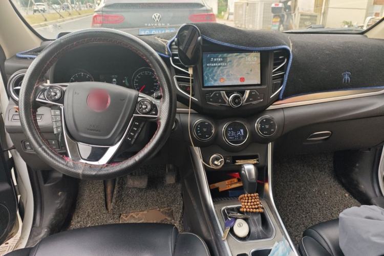 Used BYD Song 2017 Gaishe Upgrade Edition 1.5TID Automatic Elite Model Center Console