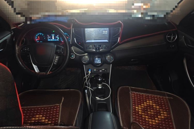 Used BYD Song 2017 Gaishi Upgrade Edition 1.5TI Manual Elite Model Center Console
