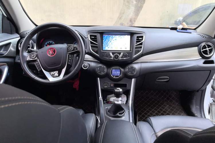 Used BYD Song 2017 Gaishi Upgrade Edition 1.5TI Manual Elite Model Center Console