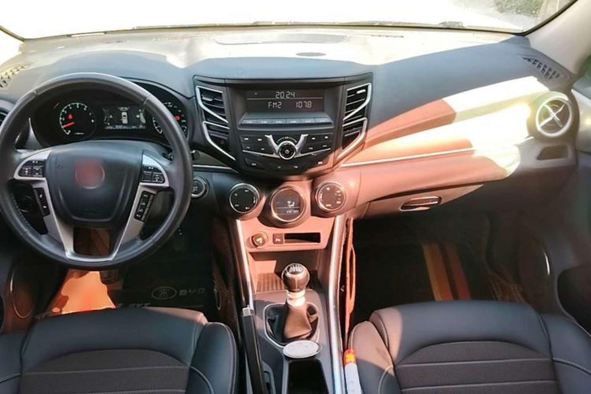 Used BYD Song 2017 Gaishi Upgrade Edition 1.5TI Manual Leading Model Center Console