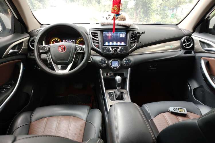 Used BYD Song 2017 Gaishe Upgrade Edition 1.5TID Automatic Elite Model Center Console